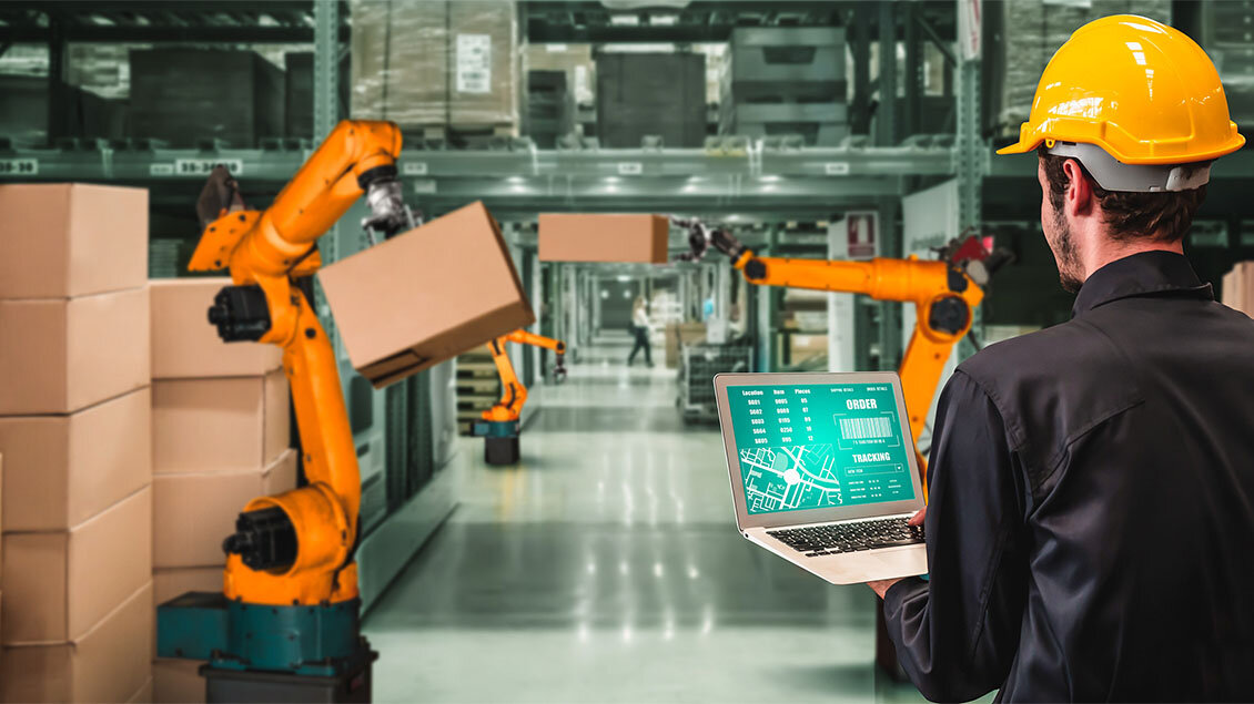 Privatna 5G mreža u industriji sa robotizovanom proizvodnjom i povezanim sistemima.