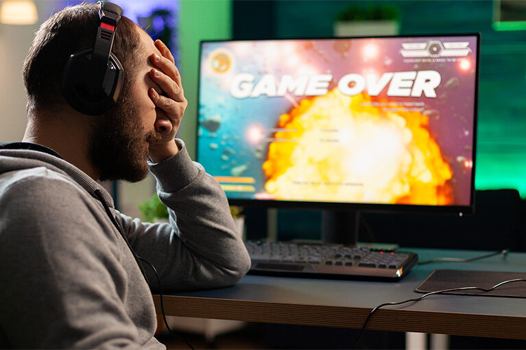 Gejmer frustriran zbog kašnjenja i nestabilne veze u cloud gamingu