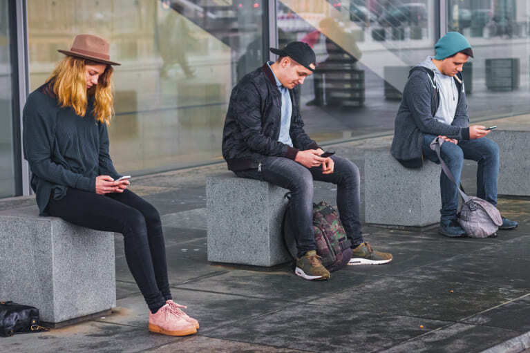 Nedostatak bliskosti kod mladih kojii koriste društvene mreže i mobilne telefone.