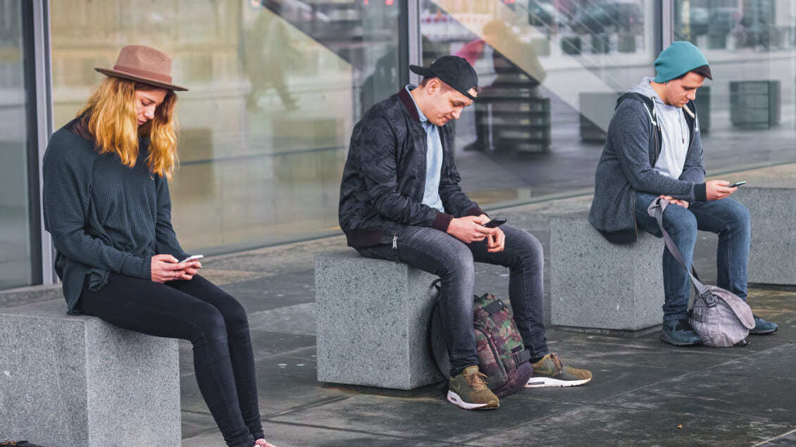 Nedostatak bliskosti kod mladih kojii koriste društvene mreže i mobilne telefone.